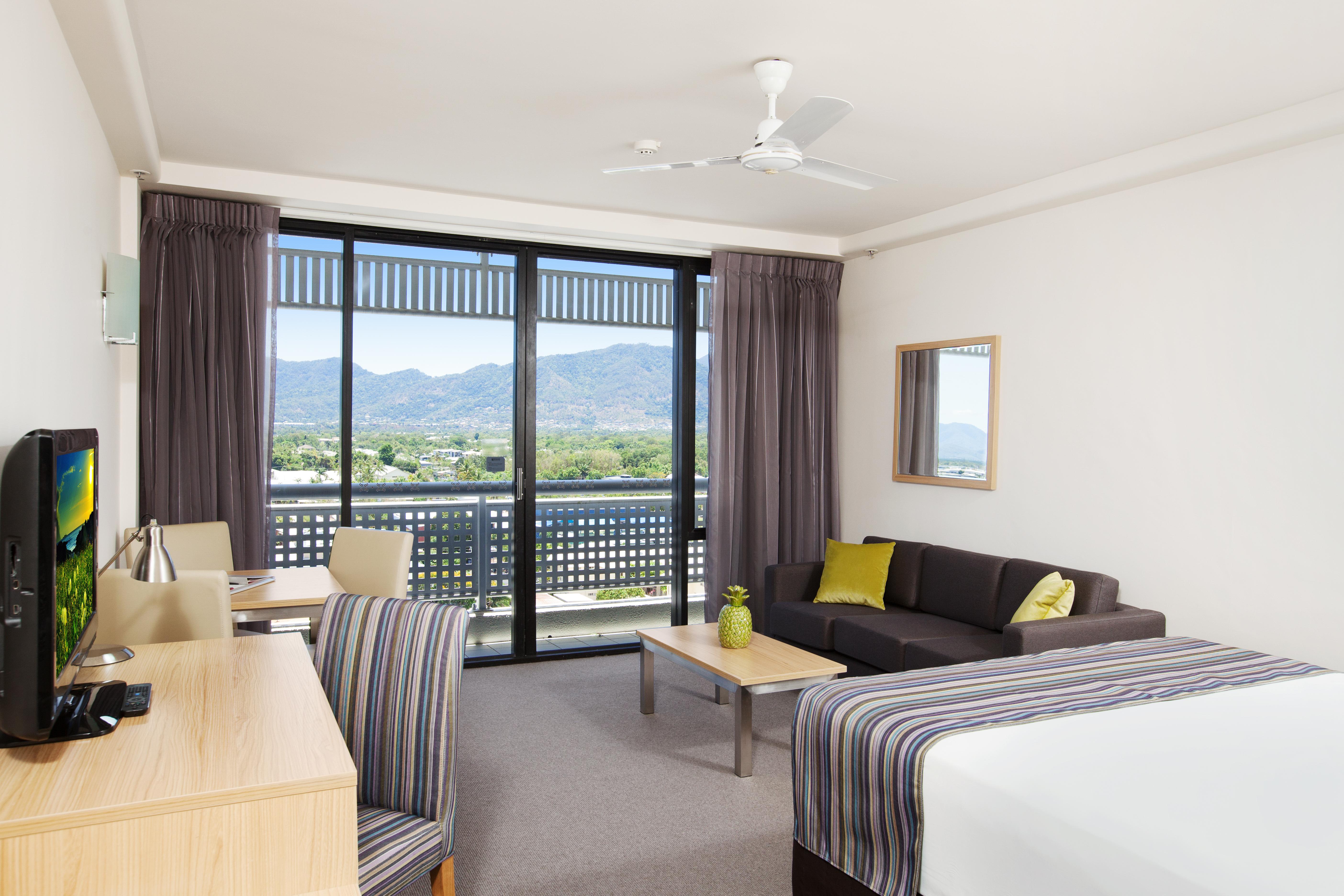 Rydges Esplanade Resort Cairns Exterior photo