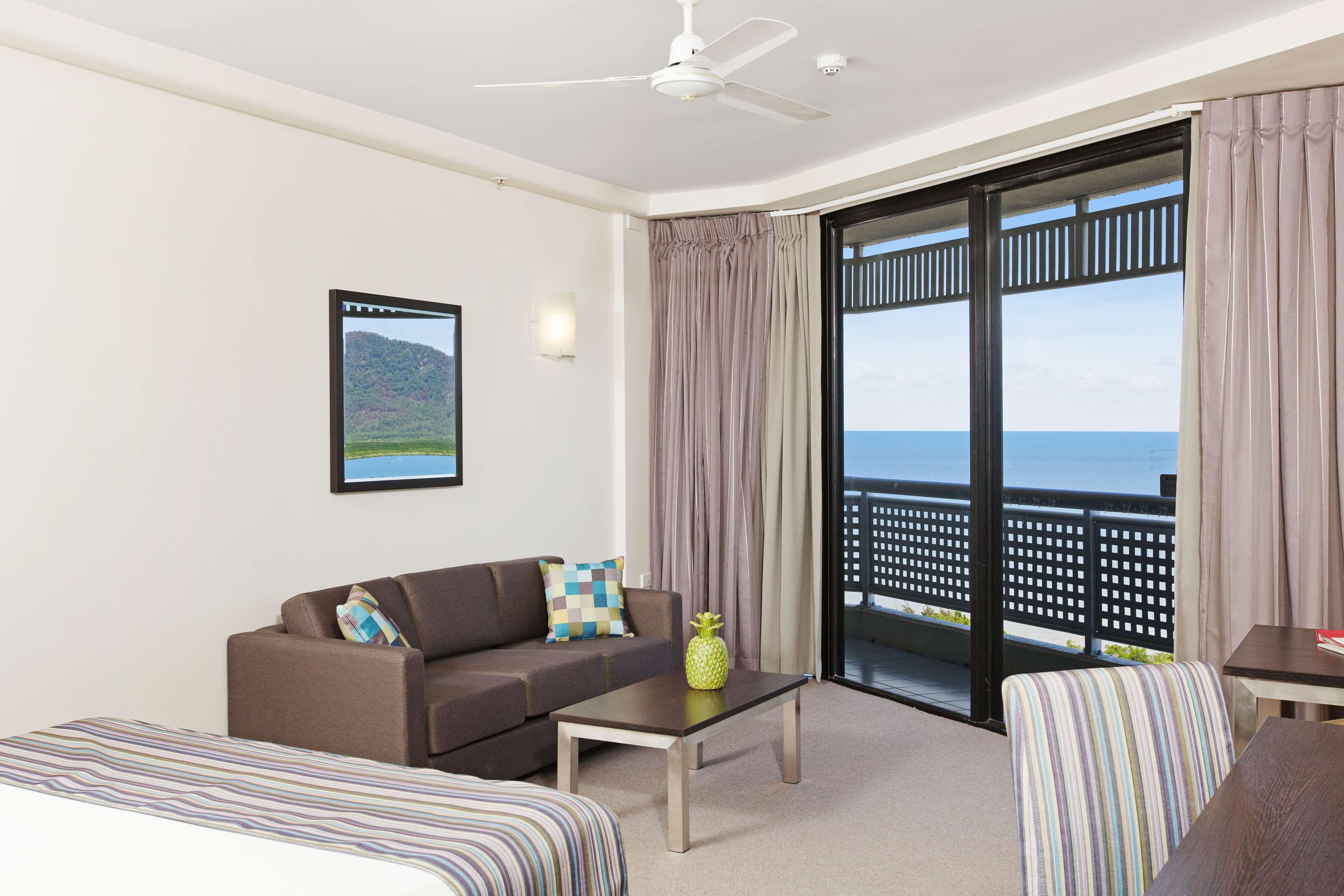 Rydges Esplanade Resort Cairns Exterior photo