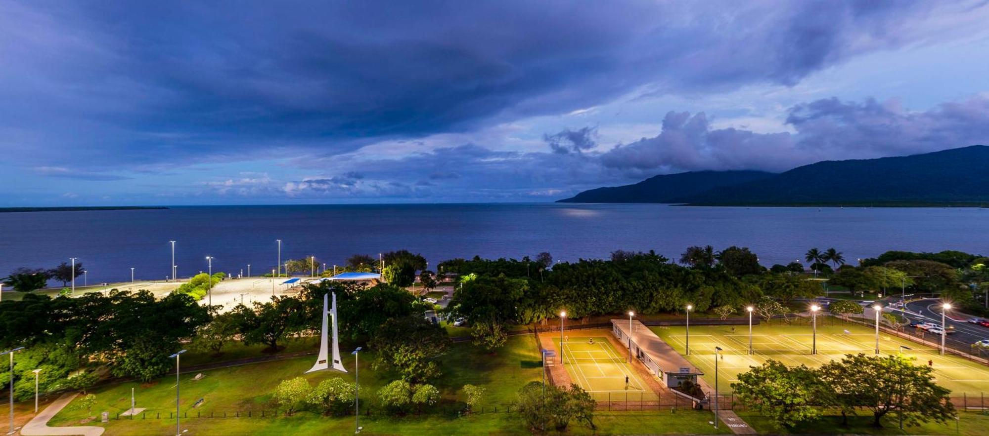 Rydges Esplanade Resort Cairns Exterior photo