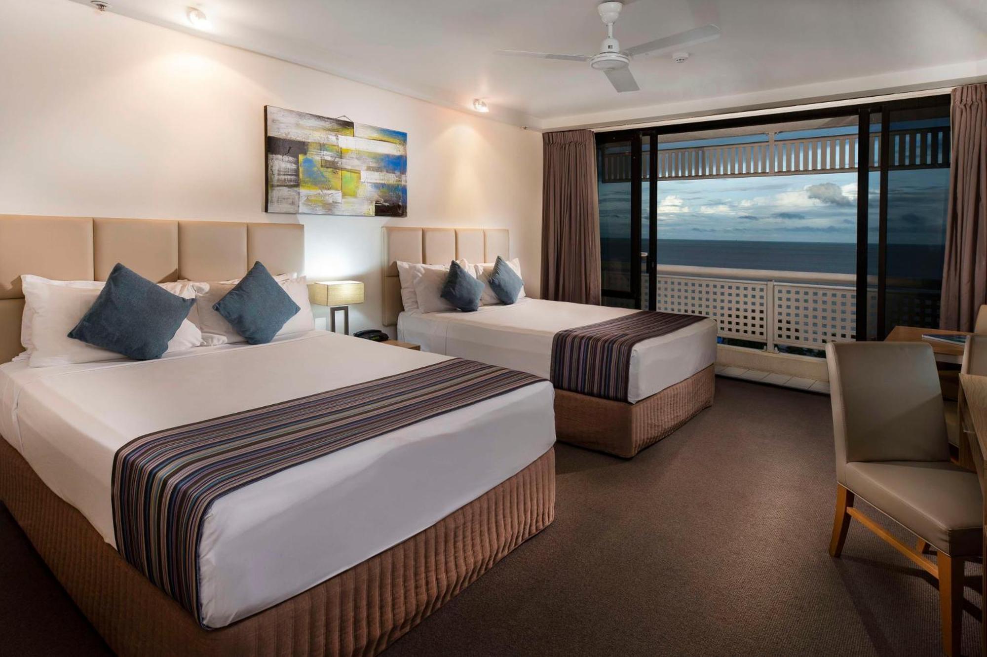 Rydges Esplanade Resort Cairns Exterior photo