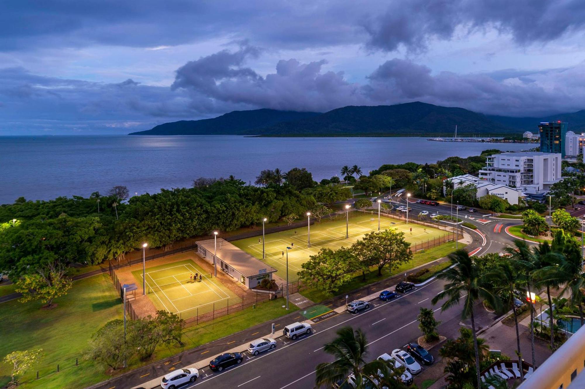 Rydges Esplanade Resort Cairns Exterior photo