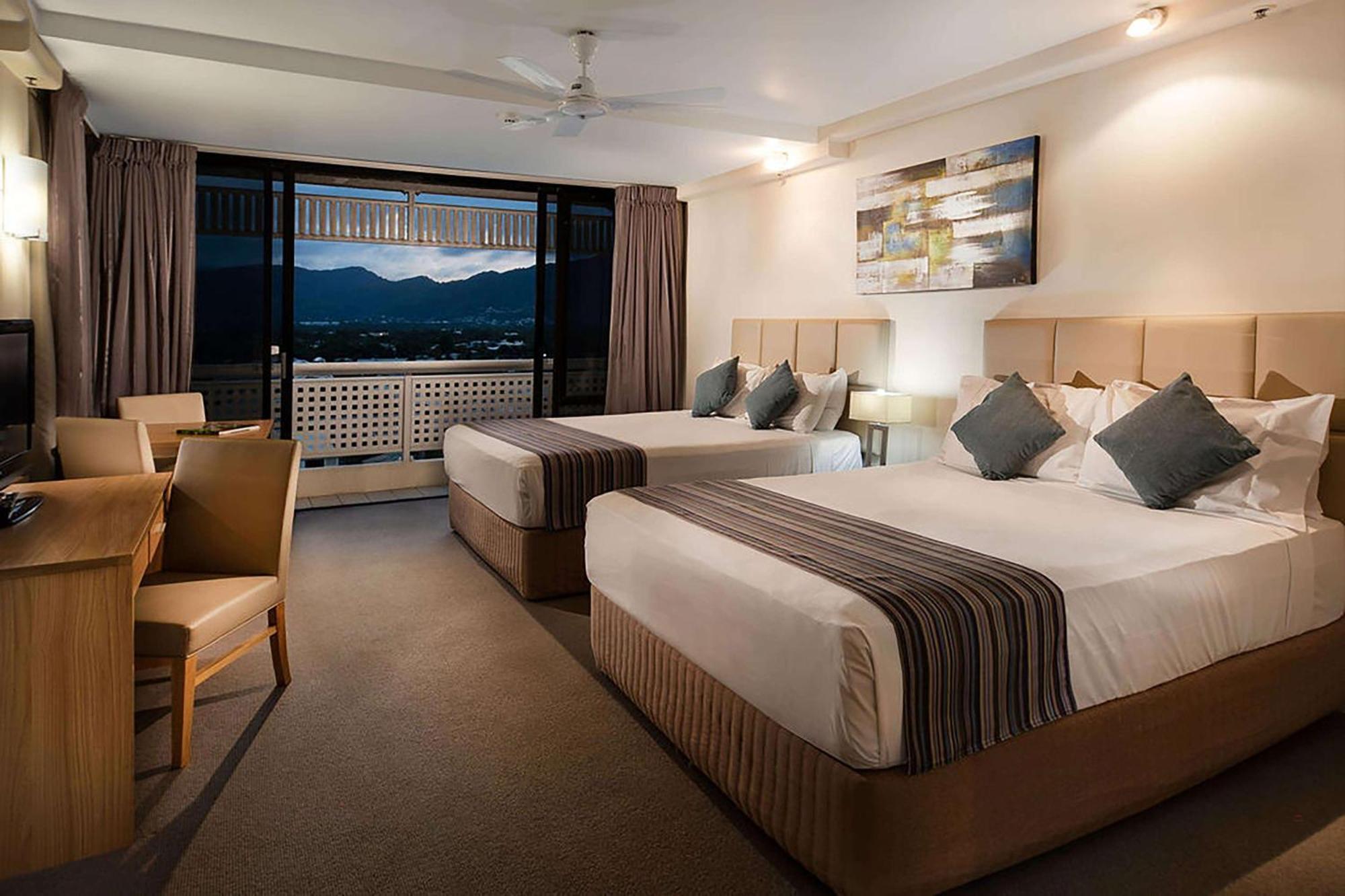 Rydges Esplanade Resort Cairns Exterior photo