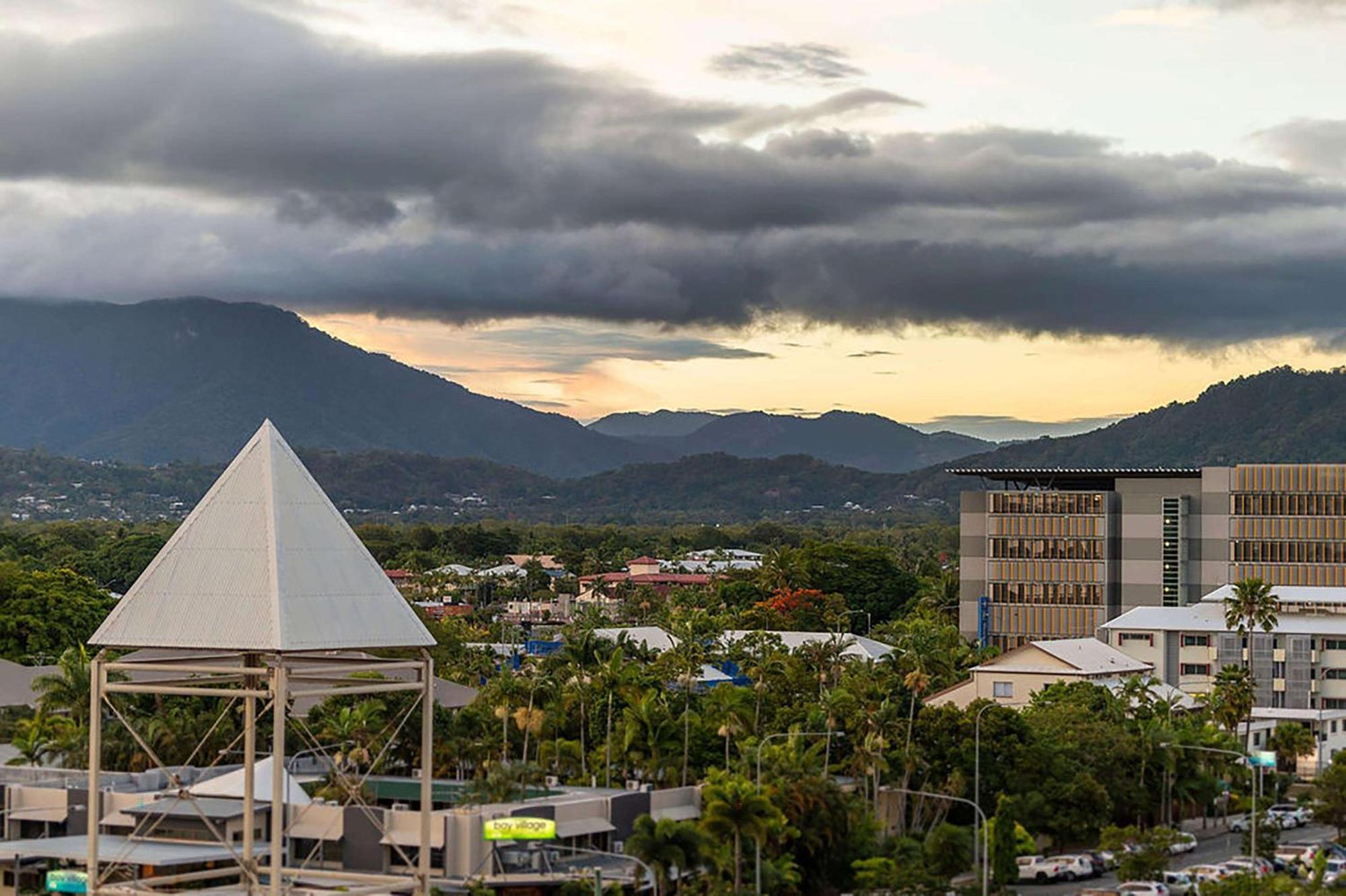 Rydges Esplanade Resort Cairns Exterior photo