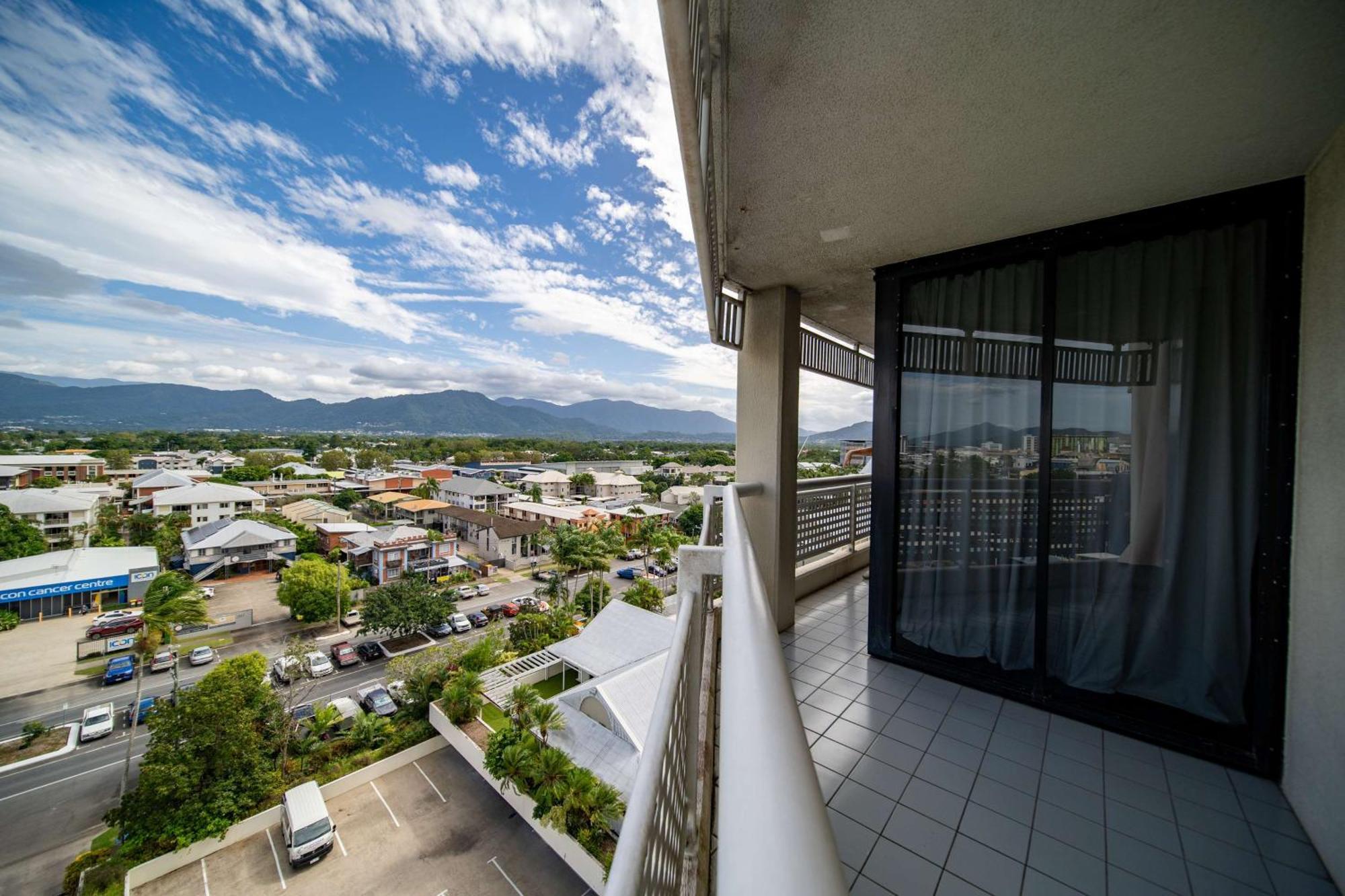 Rydges Esplanade Resort Cairns Exterior photo